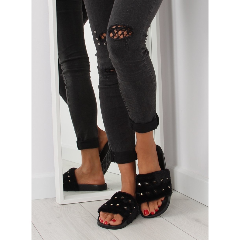 Chaussons noirs avec fourrure et clous noirs le noir 2