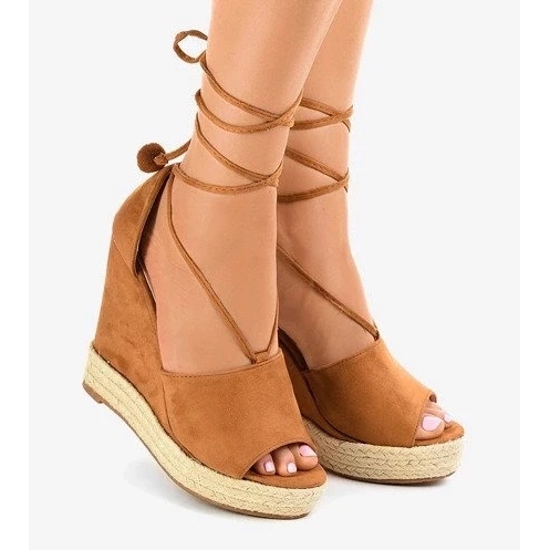 Mocassins beiges sur la plateforme et mocassins femme beiges 2