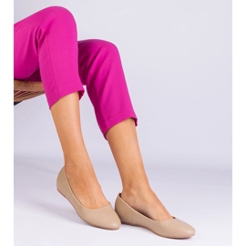 Ballerines beiges sur un coin caché d'éco-cuir 3