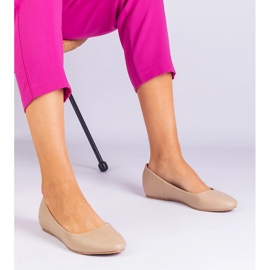 Ballerines beiges sur un coin caché d'éco-cuir 1