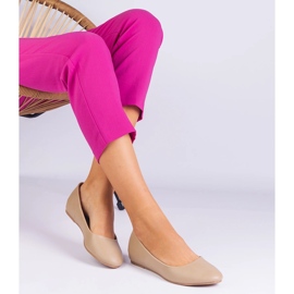 Ballerines beiges sur un coin caché d'éco-cuir 2