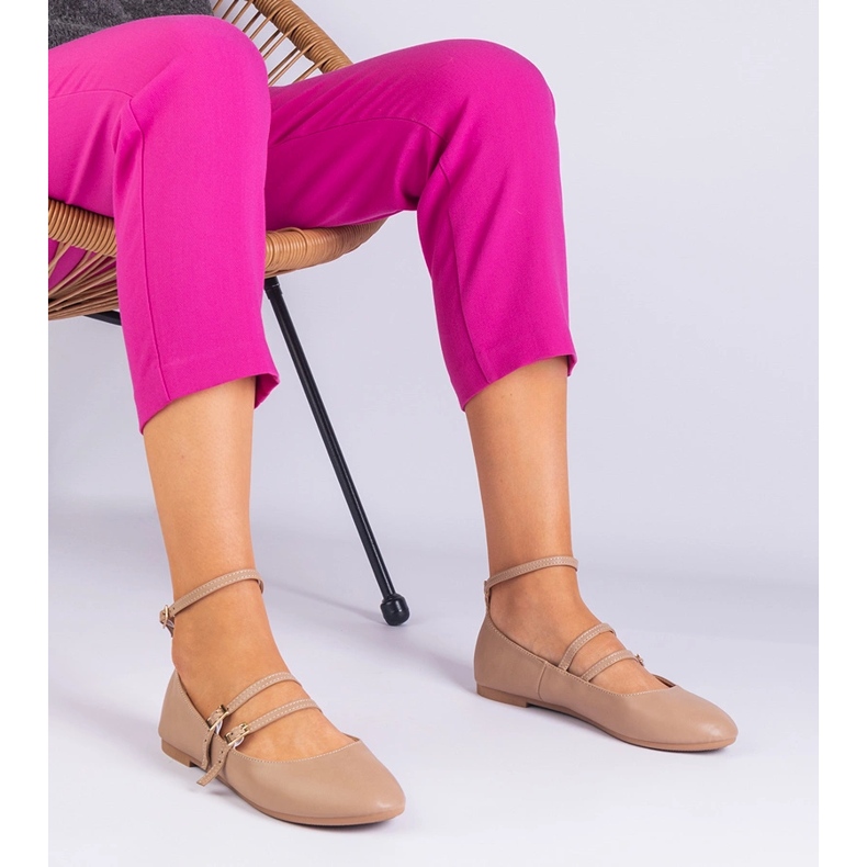 Ballerines beiges en écot-pale avec boucles 1