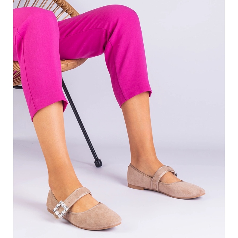 Ballerines beiges décorées d'une boucle avec des cristaux 1