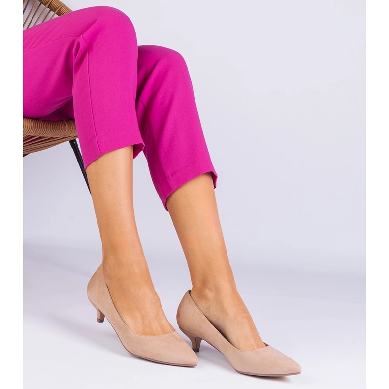 Pompes beiges d'Ekozamsz sur une broche basse 1