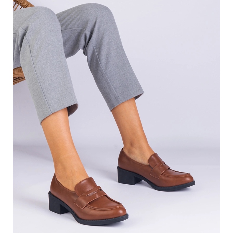 Brun Eco -reather pompes sur un poteau bas 1 Brun Eco -reather pompes sur un poteau bas 1