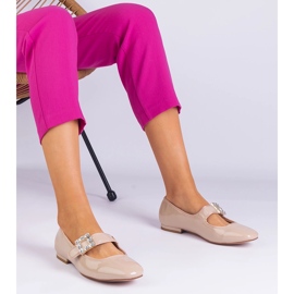 Ballerines verni beiges décorées d'une pince 1