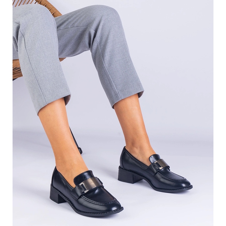 Pompes noires sur un poteau bas avec une décoration métallique 1