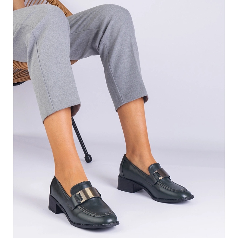 Chaussures vertes sur un poteau bas avec une décoration métallique 1