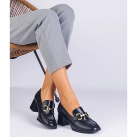 Pompes noires sur le poteau avec une décoration métallique 1