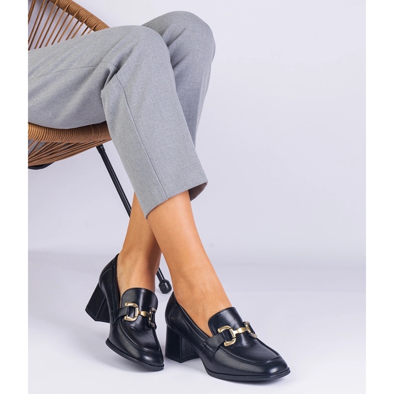 Pompes noires sur le poteau avec une décoration métallique le noir 1