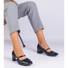 Pompes noires sur le poteau avec un orteil verni 1