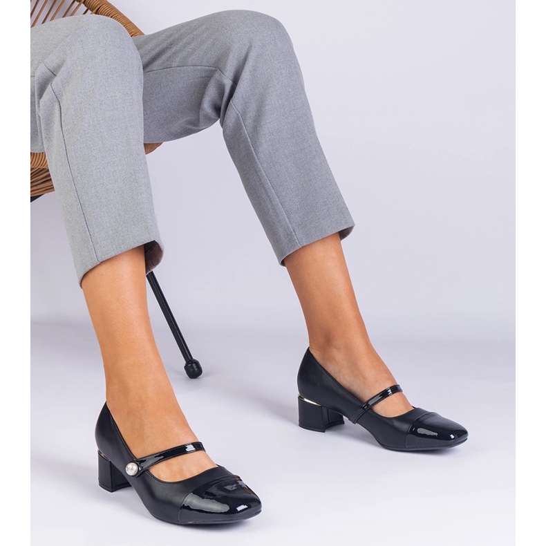 Pompes noires sur le poteau avec un orteil verni le noir 1