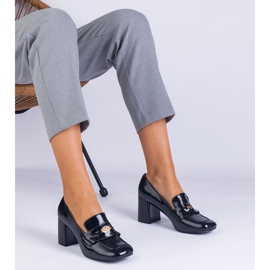 Escarpins laqués noirs sur le poteau 1