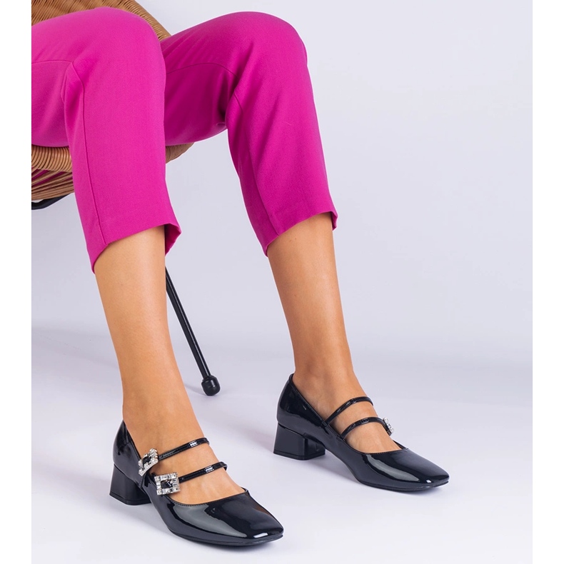 Les pompes noires verni avec une pince avec des zircons le noir 1