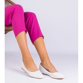 Ballerines blanches sur un coin caché d'éco-cuir 3