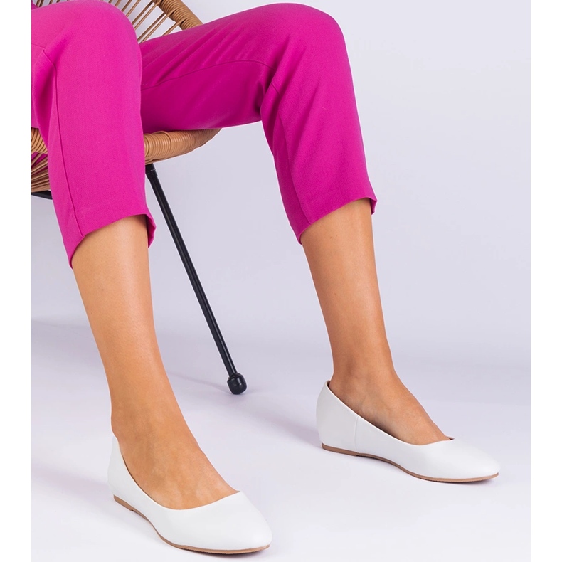 Ballerines blanches sur un coin caché d'éco-cuir 1