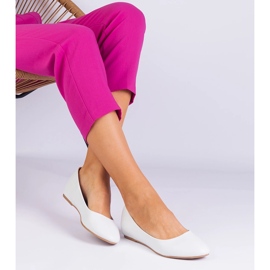 Ballerines blanches sur un coin caché d'éco-cuir 2