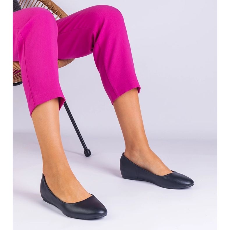 Ballerines noires sur un coin caché d'éco-cuir 1