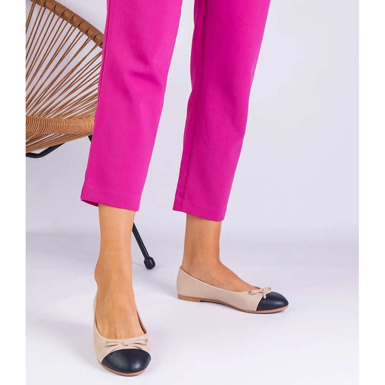 Ballerines beiges avec un arc et un nez noir 1