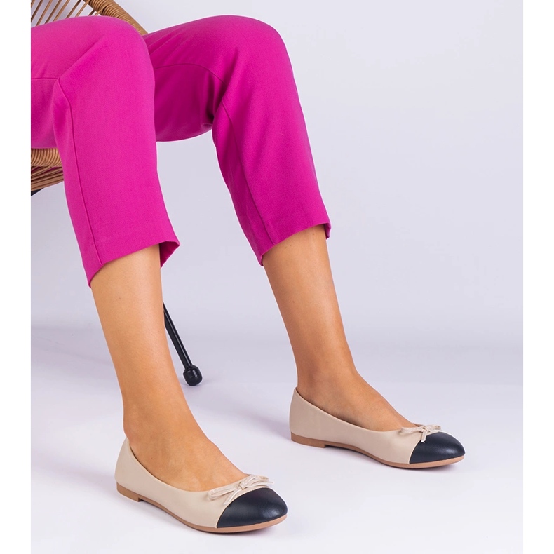 Ballerines beiges avec un arc et un nez noir 2