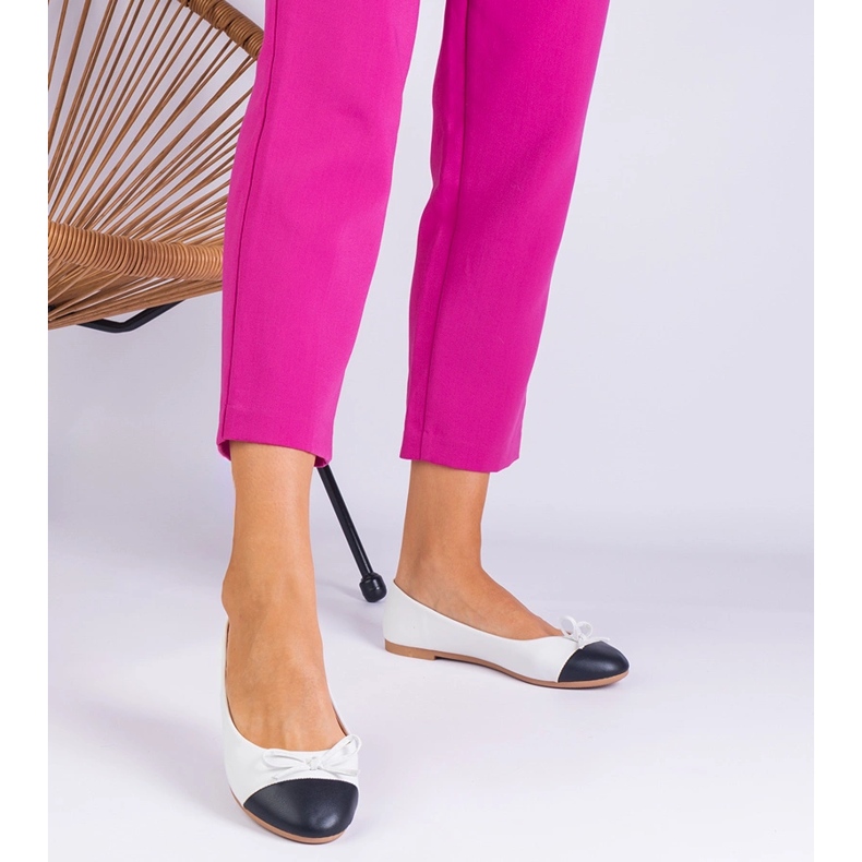 Ballerines blanches avec un arc et un nez noir 1