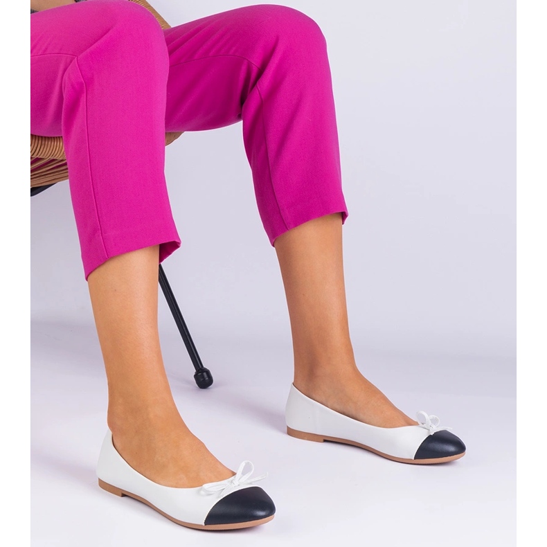 Ballerines blanches avec un arc et un nez noir 2