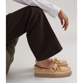 Mocassins en daim beige des femmes avec un arc 4