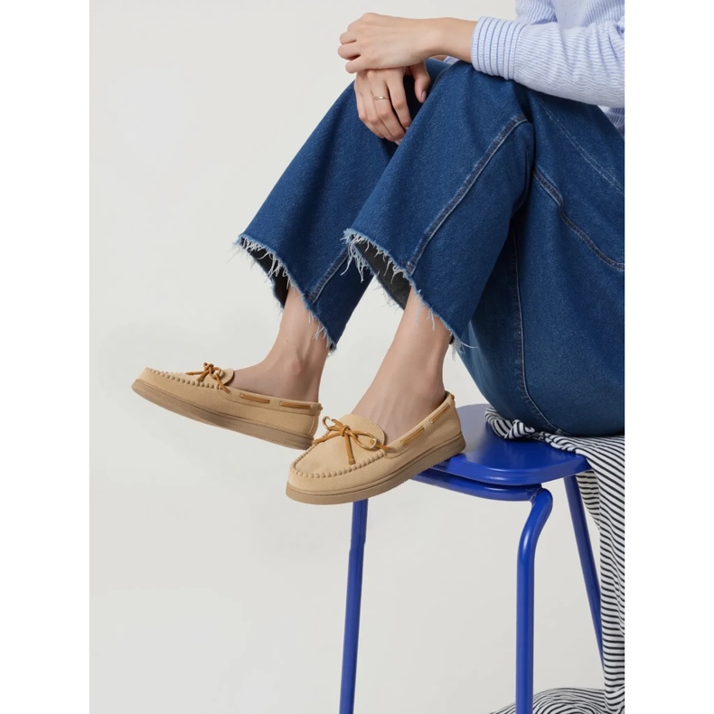 Mocassins en daim beige des femmes avec un arc 1