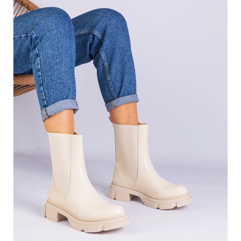 Bottes de cheville beige avec une insertion flexible 1