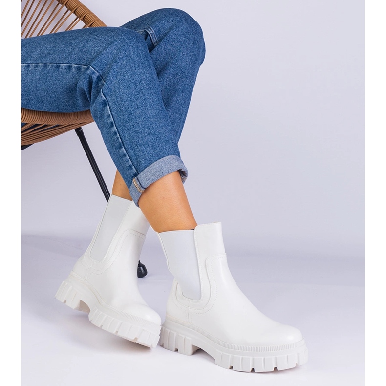 Bottes de cheville blanche avec une insertion flexible 1