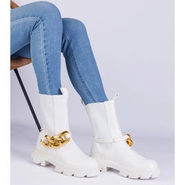 Des bottines blanches décorées d'une chaîne massive 3