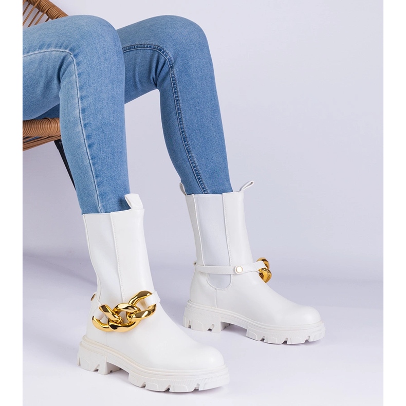 Des bottines blanches décorées d'une chaîne massive 1