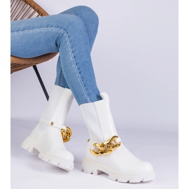 Des bottines blanches décorées d'une chaîne massive 2