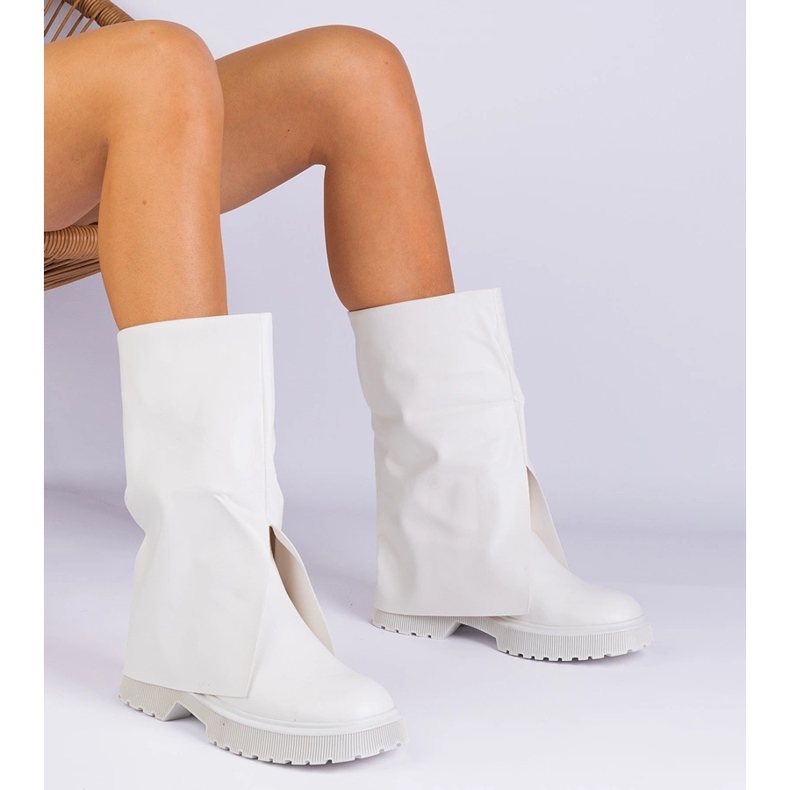 Bottes blanches avec une tige cassée 1