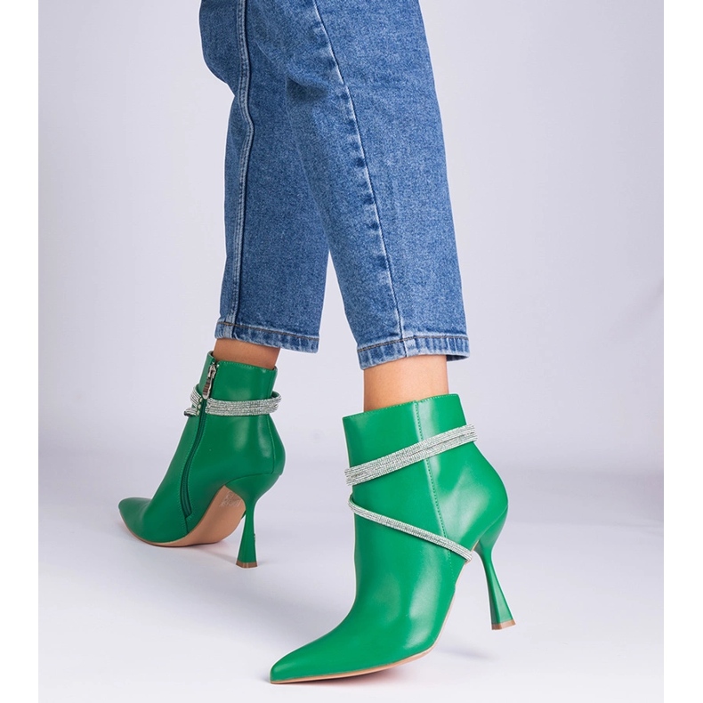 Bottes vertes sur un talon haut décoré de zircons 1
