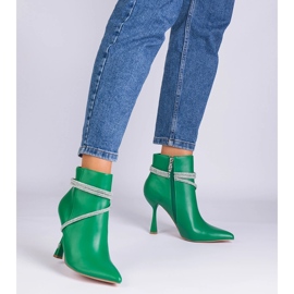 Bottes vertes sur un talon haut décoré de zircons 2