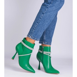 Bottes vertes sur un talon haut décoré de zircons 3