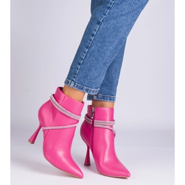 Bottes roses sur un talon haut décoré de zircons 1