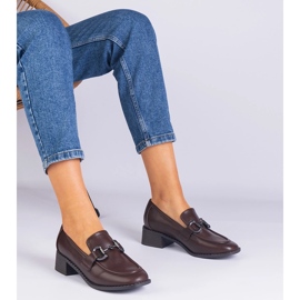 Pompes brunes sur un poteau avec une décoration métallique 1 Pompes brunes sur un poteau avec une décoration métallique 1