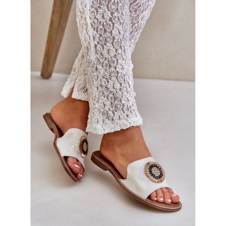 Lewski Shoes Les tongs en cuir avec des theets plats Lewski 3047 / O -Golden essuyés doré 2