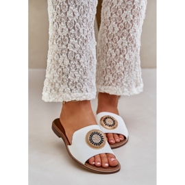 Lewski Shoes Les tongs en cuir avec décoration Lewski 3047 / o à thèmes plates blanc 2