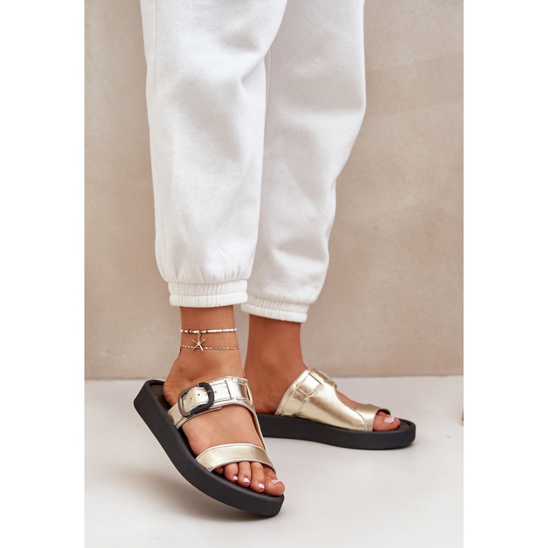 Slippers en cuir féminin sur la plate-forme Zazoo 3024 Zloty d'or 2