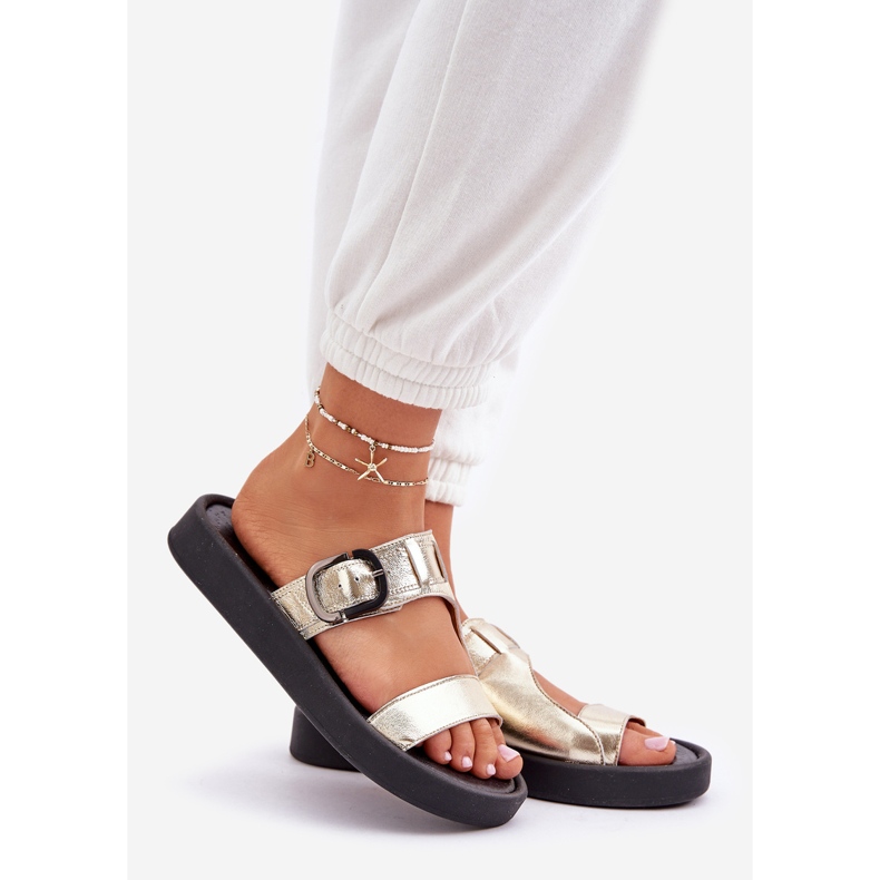 Slippers en cuir féminin sur la plate-forme Zazoo 3024 Zloty doré 1