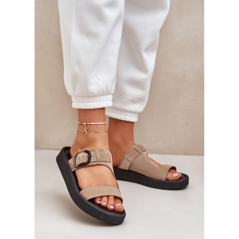 Les tongs en daim pour femmes sur la plate-forme beige Zazoo 3024 2