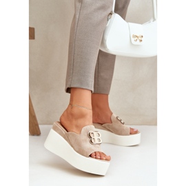 Pantoufles sur la plate-forme et coins avec un ornement beige 2