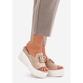 Pantoufles sur la plate-forme et coins avec un ornement beige 1