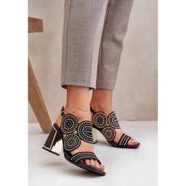 Sandales décorées sur le poteau noir 2