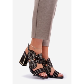 Sandales décorées sur le poteau noir 1