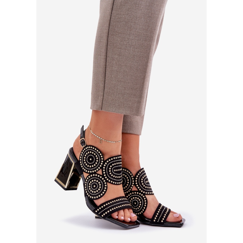 Sandales décorées sur le poteau noir 1