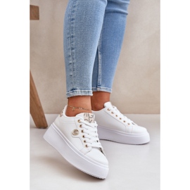 Baskets en cuir Eco sur une plate-forme avec un détail doré en orge doré blanche 2